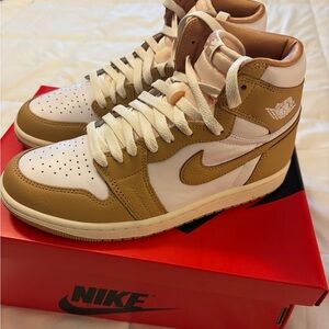 Nike Women’s Air Jordan 1 Retro High top OGin Praline and white